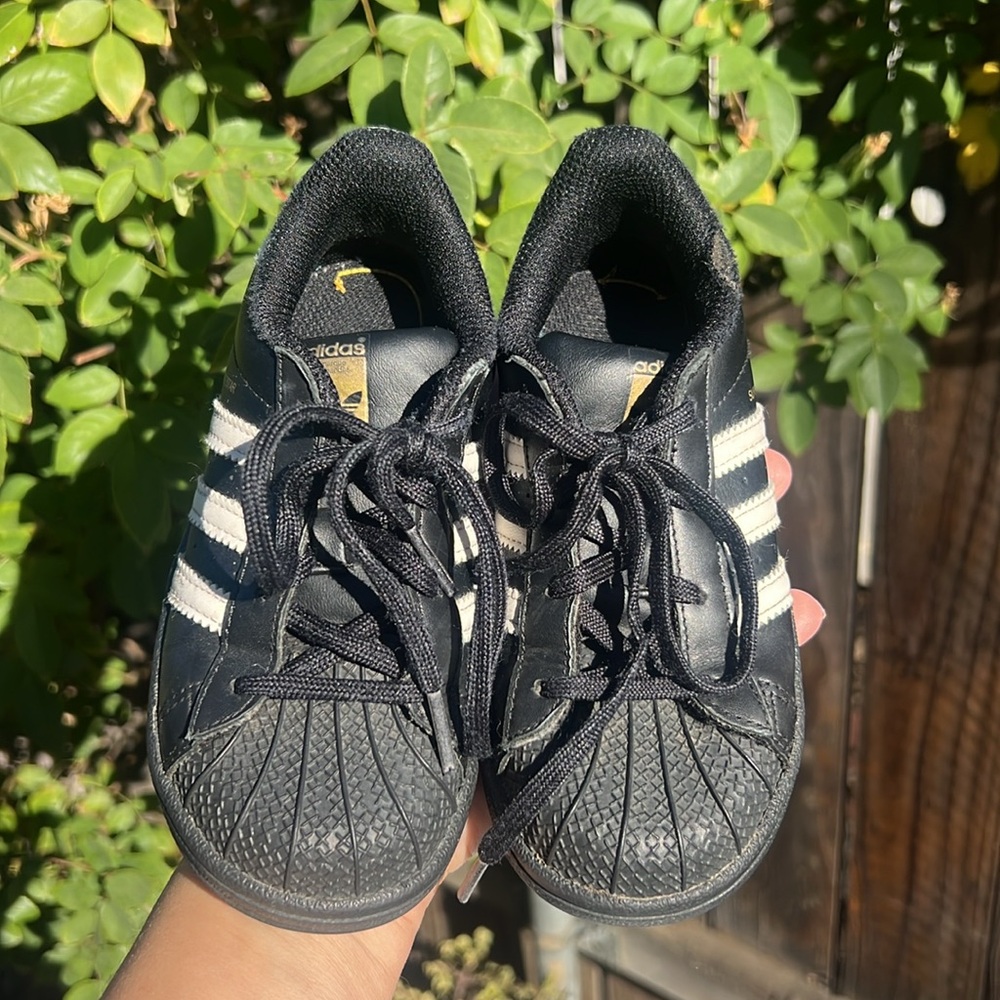 Adidas Kid's Black and White Trainers. Size 10 - Picture 3 of 15